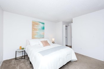 Fox Pointe Apartments Model Bedroom - Photo Gallery 11