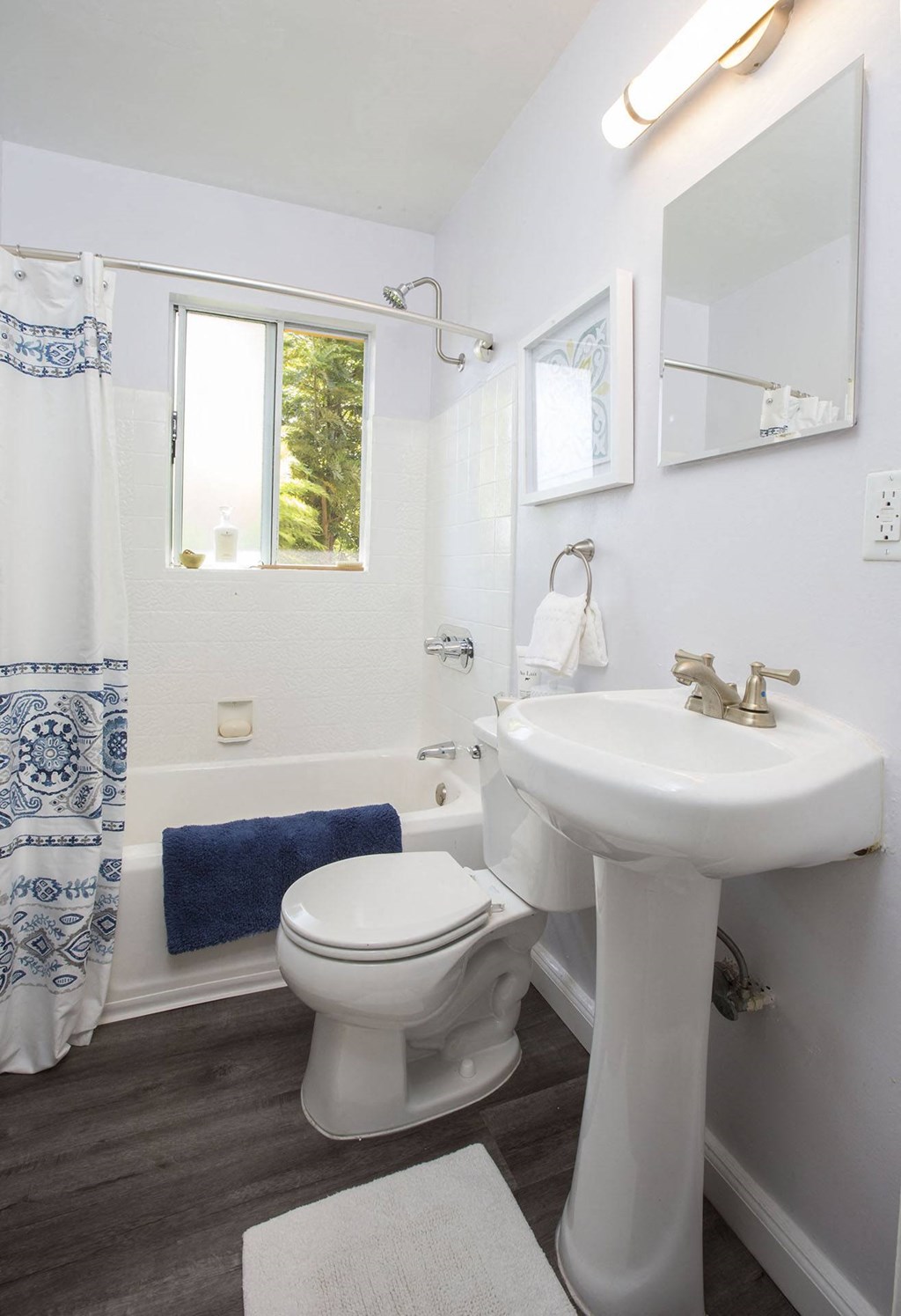 Marine View Apartments Model Bathroom