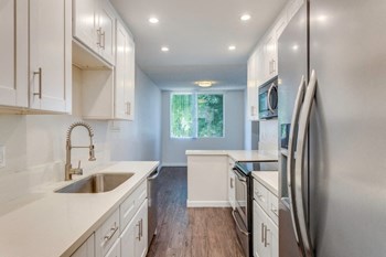 Ocean Palms at Pallisades Apartments Kitchen - Photo Gallery 6