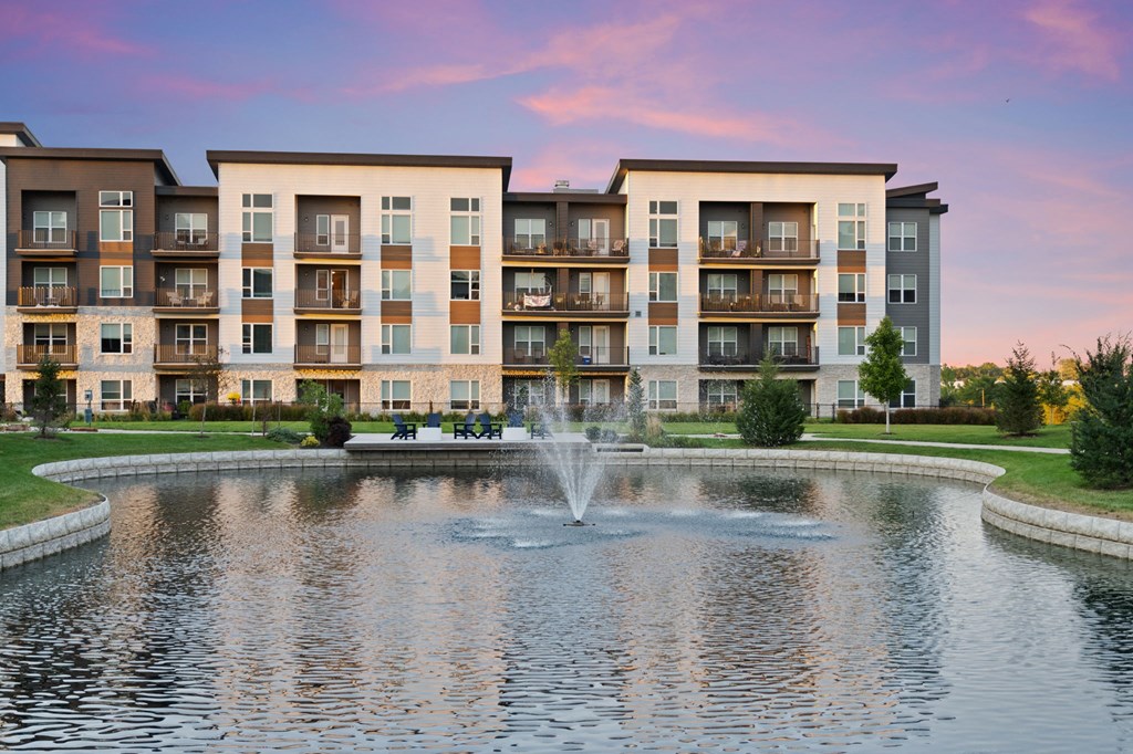 The Donovan Apartments in Lee's Summit, Missouri Exterior and Fountain