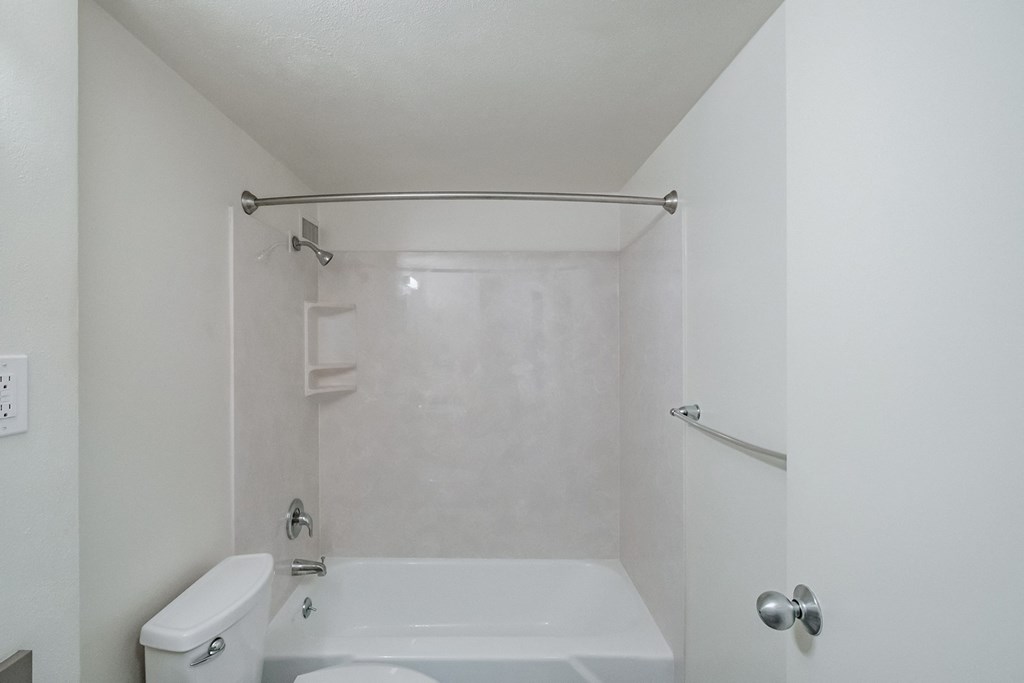 Patterson Tower Apartments Vacant Bathroom