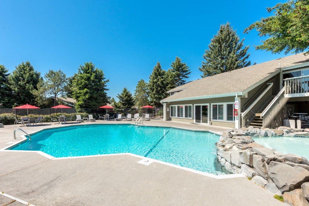 Fox Pointe Apartments Pool Area and Spa