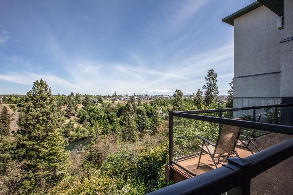 Broadmoor Apartments trees and balcony