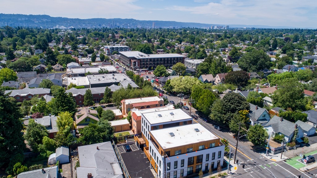 Franklin Flats Apartments Building Exterior and Surrounding Neighborhood