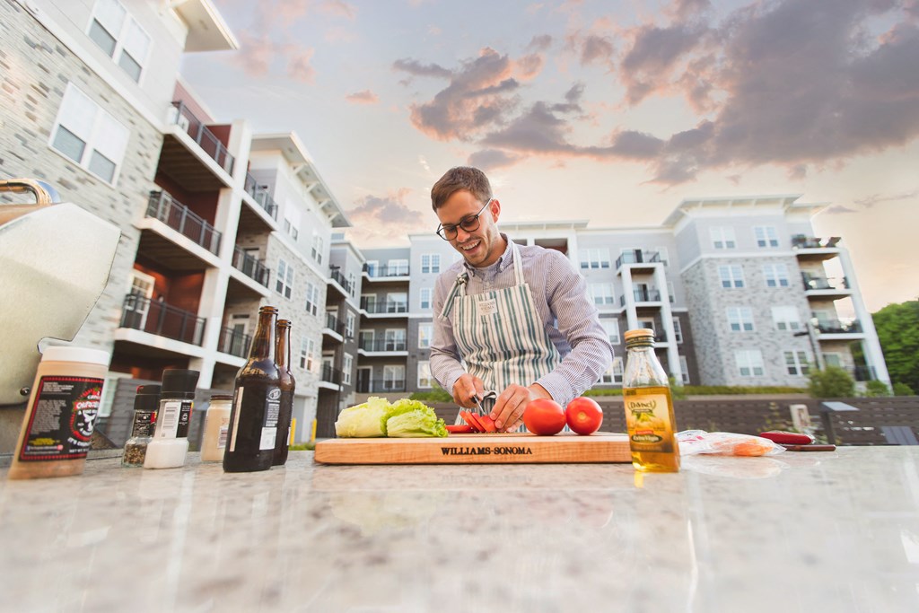 Chef chopping up tomatoes in the outdoor kitchen at Brookfield Reserve.