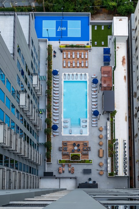 A Leida pool is surrounded by buildings.