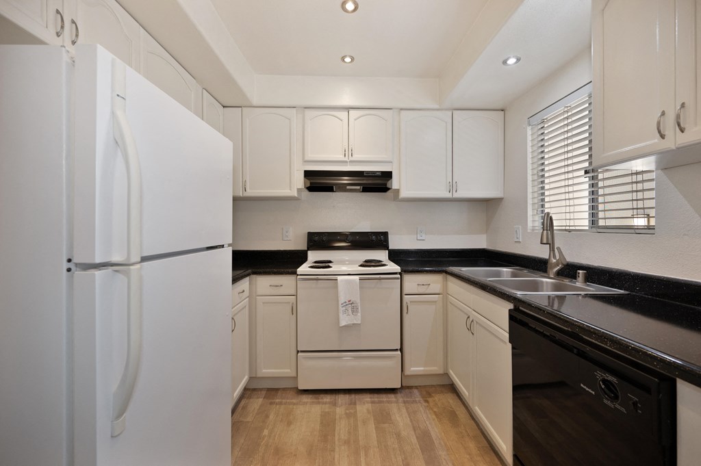 the preserve at ballantyne commons apartment kitchen