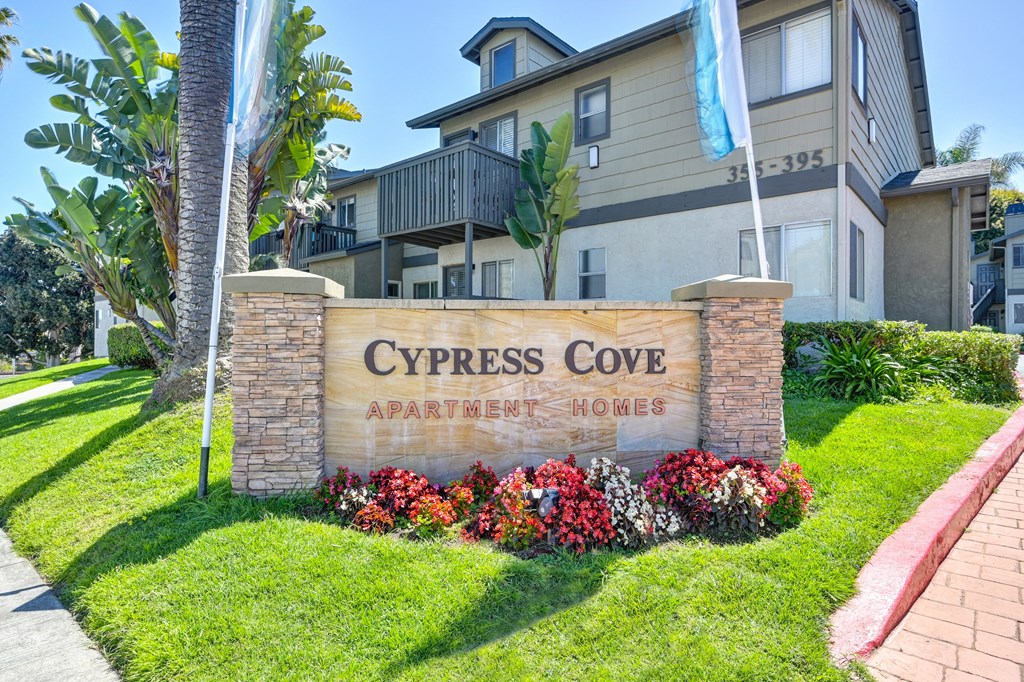 the entrance to cypress cove apartments