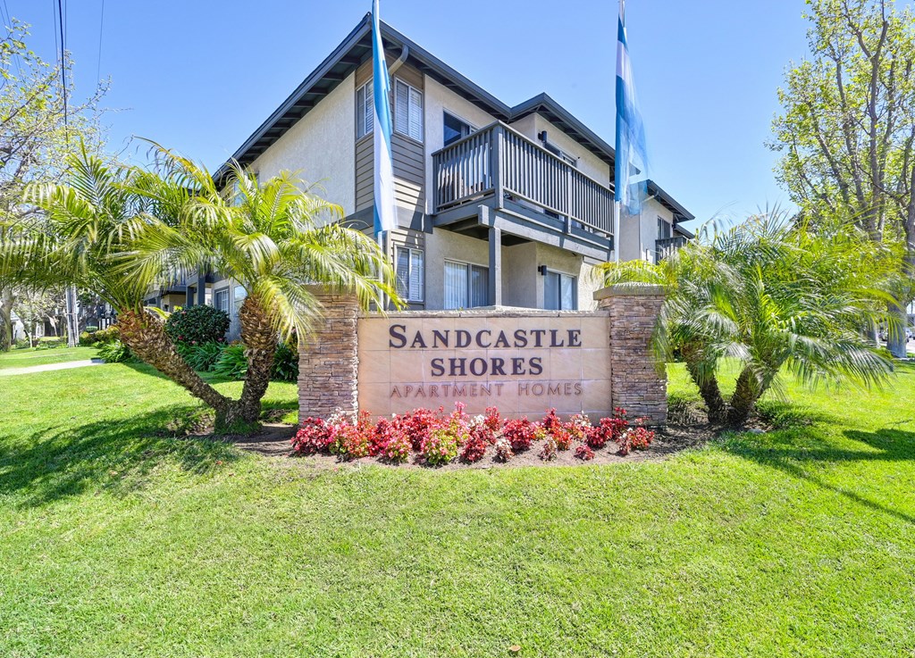 the sign in front of the sandcastle shores apartment building