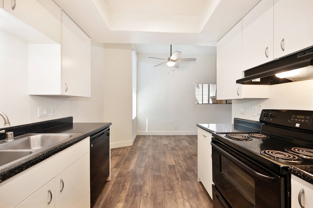 the preserve at ballantyne commons apartment living room and kitchen