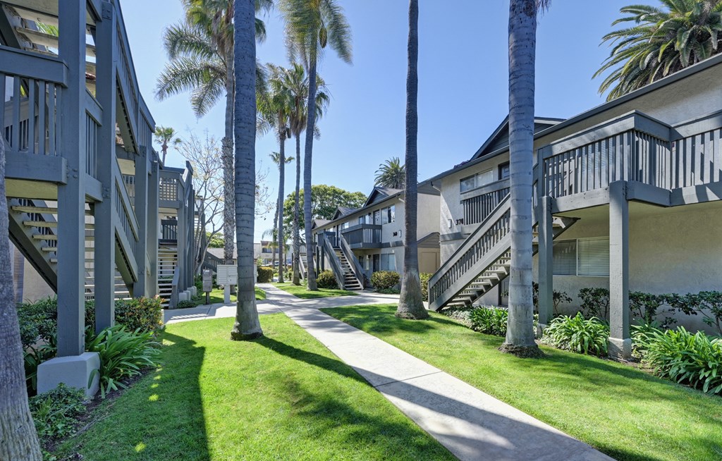 the pathway between the units of the villas at hammock ridge apartments
