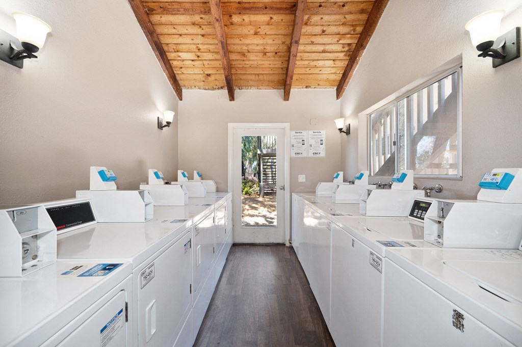 Elan Beachpointe Carlsbad Apartments, 1000 Chinquapin Ave, Carlsbad, CA