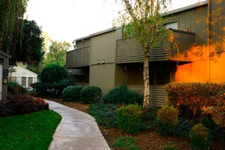 a sidewalk in front of a building