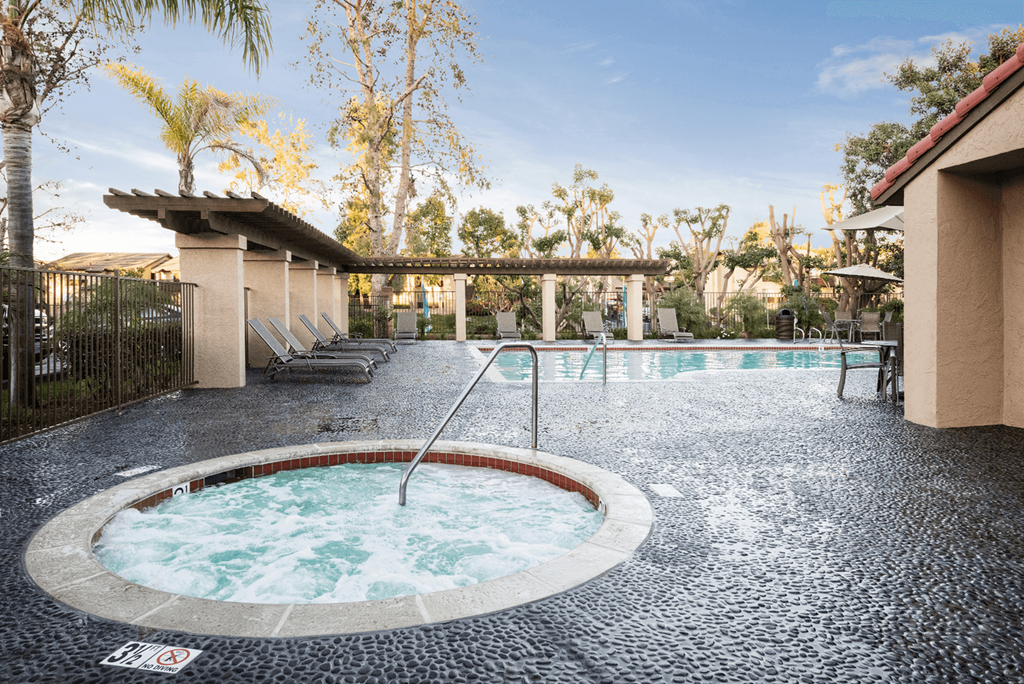 hot tub at the enclave at woodbridge apartments in sugar land, tx
