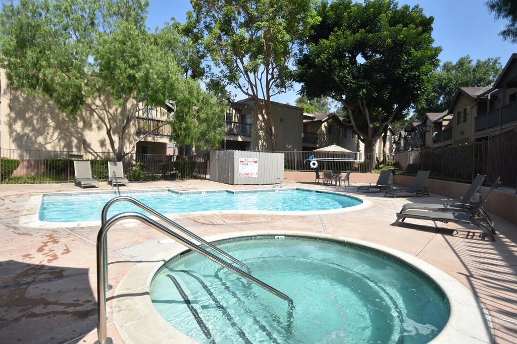 hot tub at the whispering winds apartments in pearland, tx