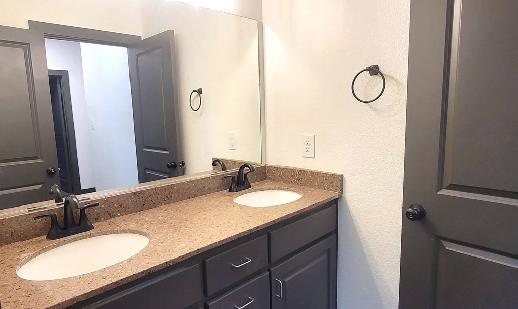 Bathroom with two sinks at The Talon, Texas