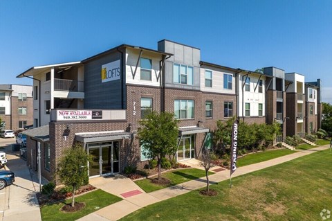 Building full view at SEVEN TWELVE LOFTS Apartments, Texas, 76201