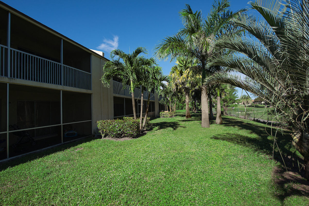 Exterior 8th Fairway Apartments
