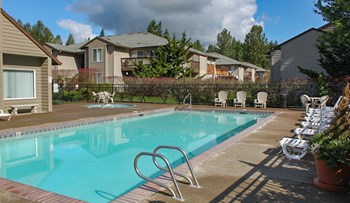 Pioneer Ridge Apartments // Oregon City Pioneer Ridge Seasonal Pool - Photo Gallery 4
