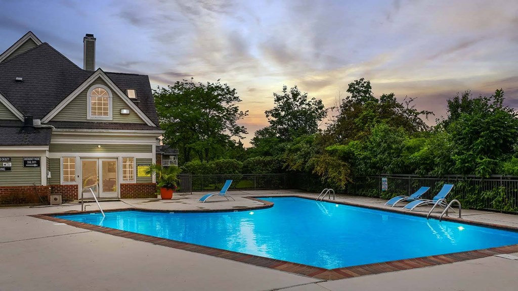 Pool during Sunset at Patchen Oaks Apartments, Lexington