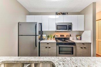 Model kitchen at Patchen Oaks Apartments, Lexington - Photo Gallery 5
