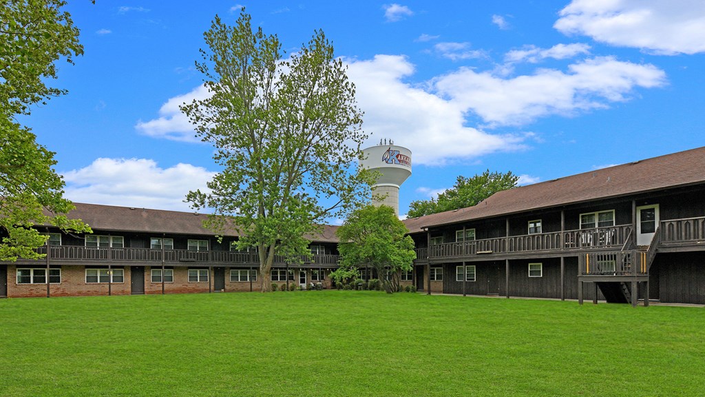 Green Courtyard at Sherwood Forest Apartment Homes, Kankakee, 60901