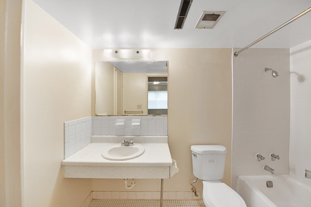 Luxurious Bathroom at Sherwood Forest Apartment Homes, Kankakee, IL, 60901