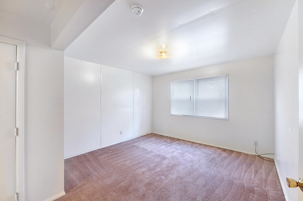 Bedroom With Expansive Windows at Sherwood Forest Apartment Homes, Kankakee, 60901