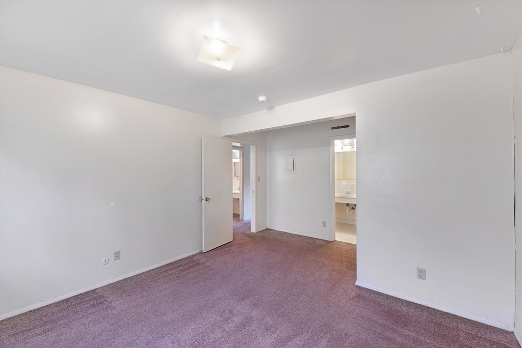 Carpeted Bedroom at Sherwood Forest Apartment Homes, Kankakee, IL