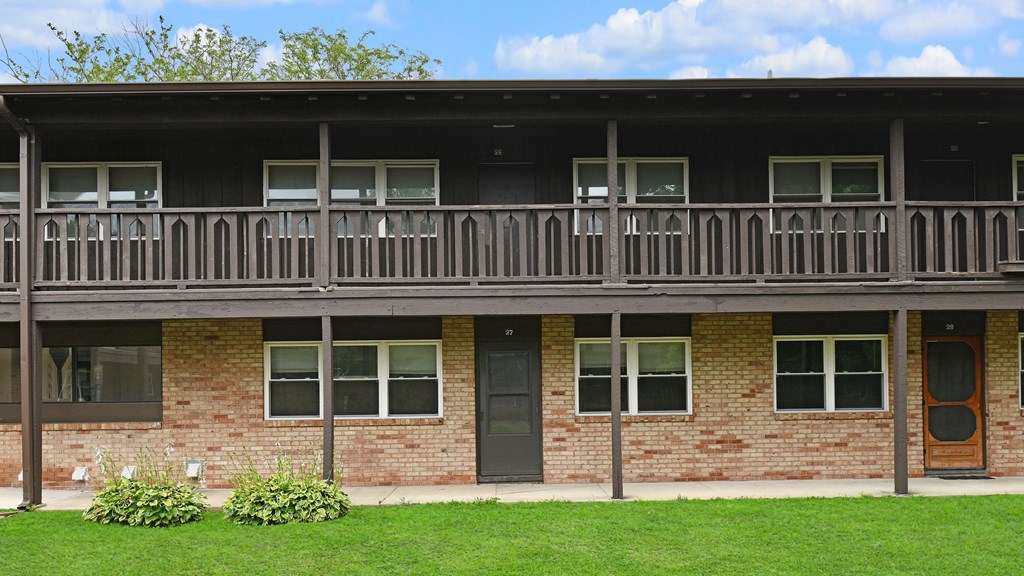 Property Exterior at Sherwood Forest Apartment Homes, Kankakee, Illinois