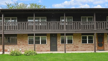 Property Exterior at Sherwood Forest Apartment Homes, Kankakee, Illinois - Photo Gallery 3