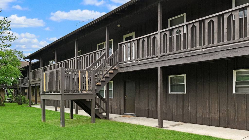 Backyard Exterior at Sherwood Forest Apartment Homes, Kankakee