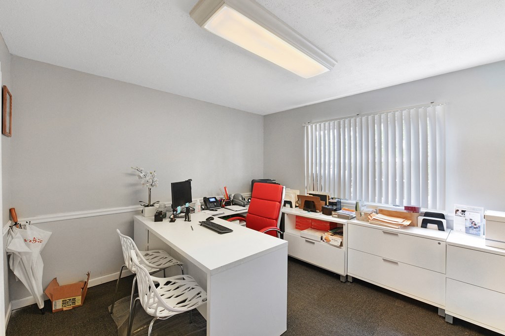 Leasing Office at Sherwood Forest Apartment Homes, Kankakee, 60901