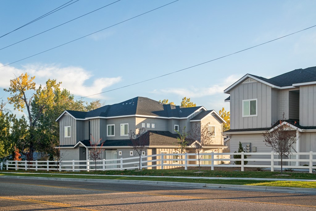 White fencing for building at Southside Townhomes, Idaho