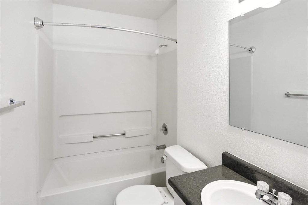 Bathroom With Bathtub at Oakstone Apartments, Utah