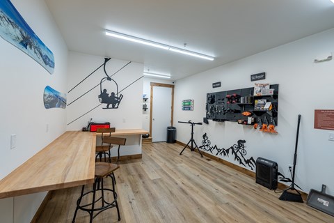 A room with a long wooden table and a bench. at Silverbrook Apartments, Montana