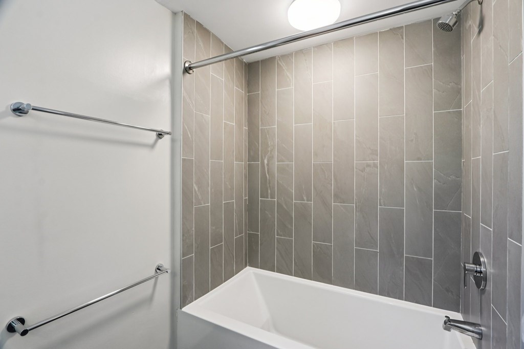 Bathroom with a bathtub at Park77 Apartments, Cambridge, Massachusetts