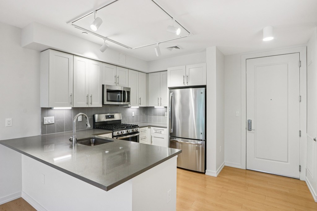 Kitchen with stainless steel refrigerator, microwave, and oven at Park77 Apartments, Massachusetts, 02138