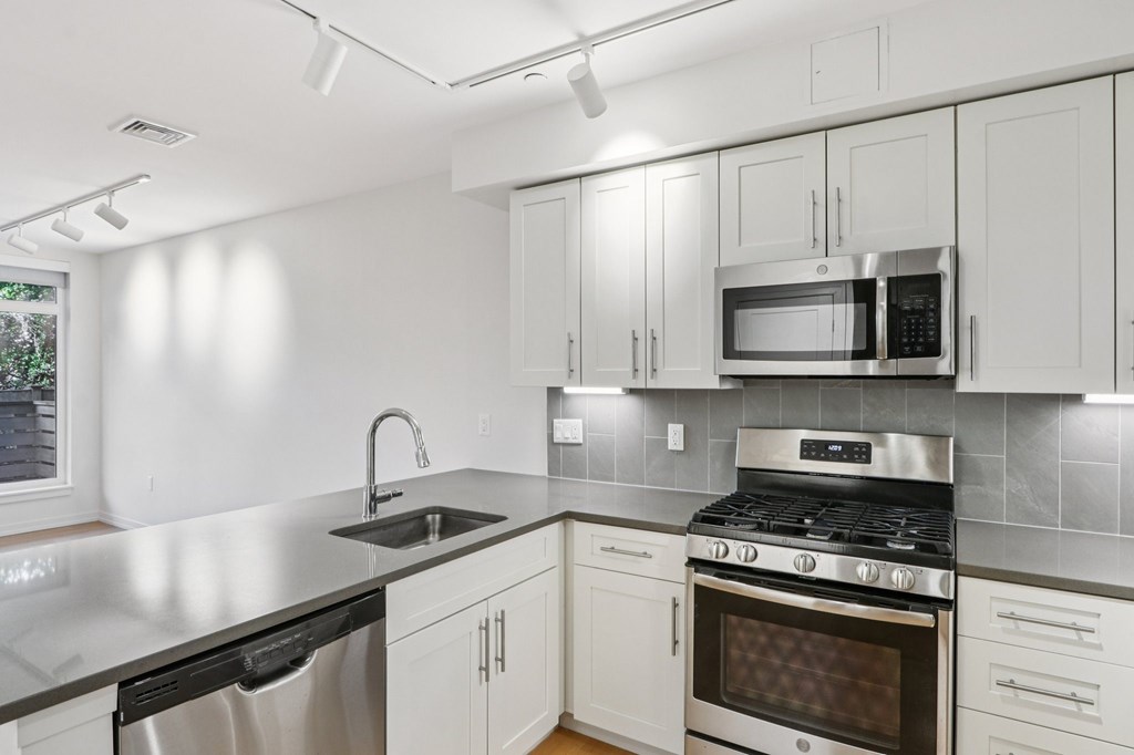 Modern kitchen with stove top oven at Park77 Apartments, Cambridge, 02138