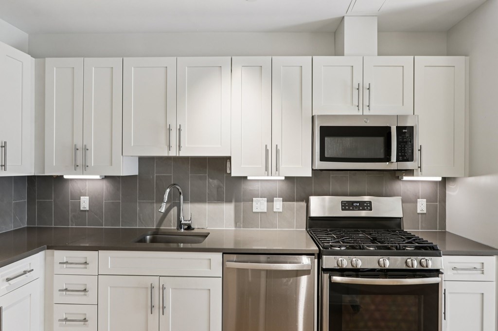 Modern Kitchen with stove top oven at Park77 Apartments, Cambridge, MA, 02138