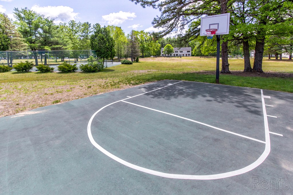a basketball court at the whispering winds apartments in pearland, tx