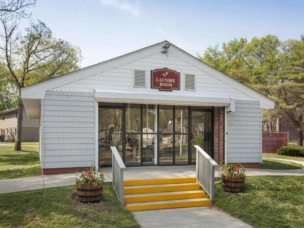 Leasing Office Exterior at Oakview Apartments, New York