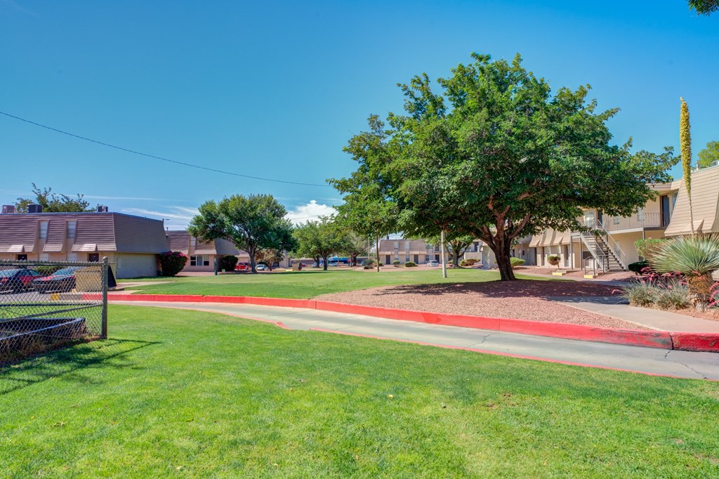the preserve at ballantyne commons apartments courtyard and grass