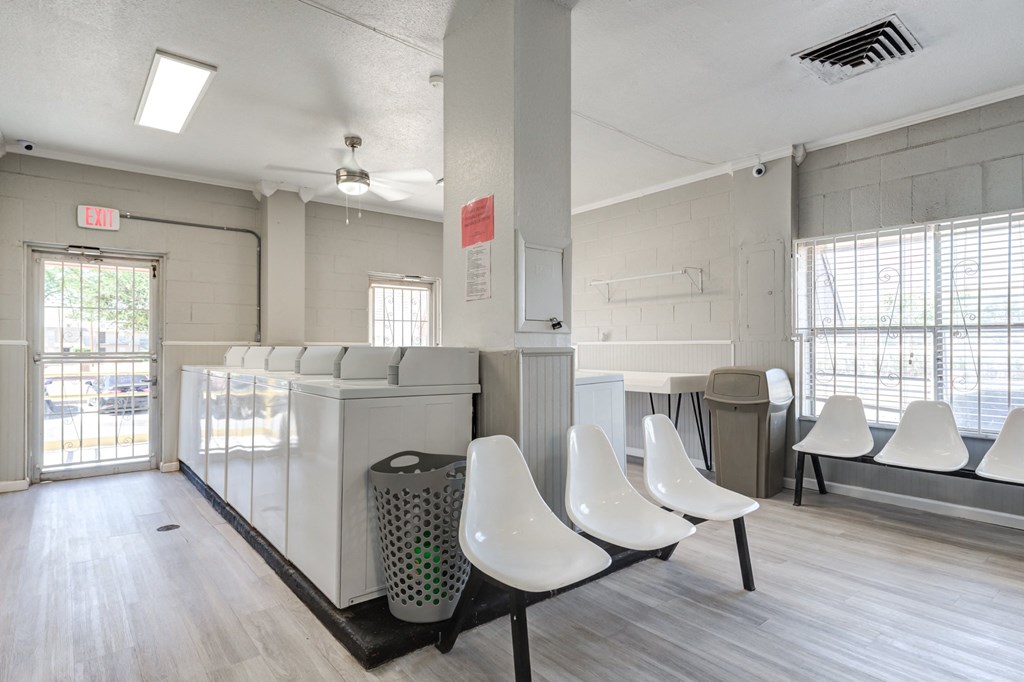 the preserve at ballantyne commons community room with seating and a counter