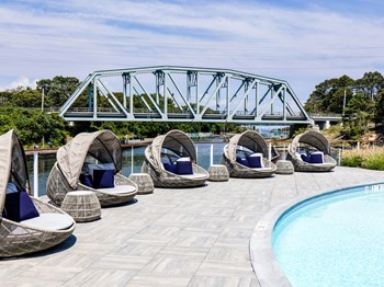 Pool with canal views - Photo Gallery 2