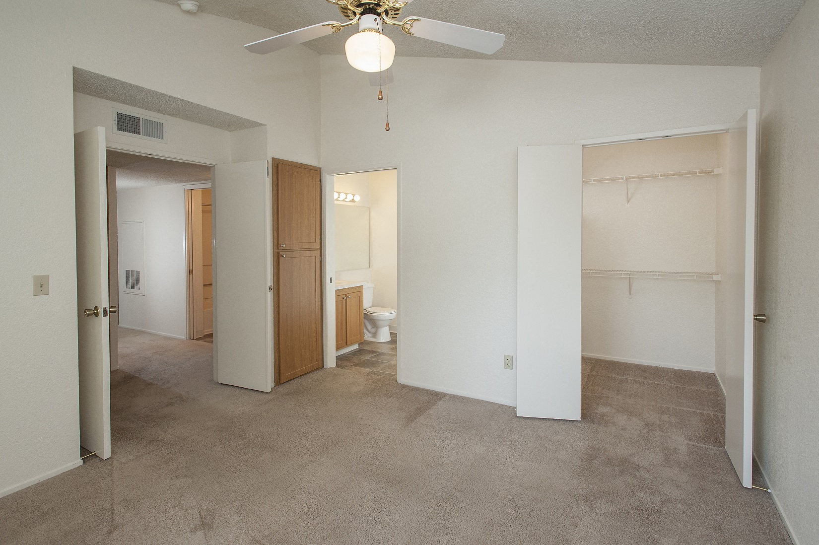 Canterbury Downs Vacant Master Bedroom With Bathroom & Walk In Closet