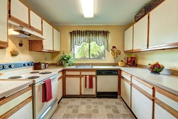 Chambers Creek Apartments kitchen