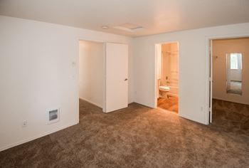 Vacant Apartment Master Bedroom & Bathroom With Walk In Closet at Clackamas Trails Apartments, Oregon