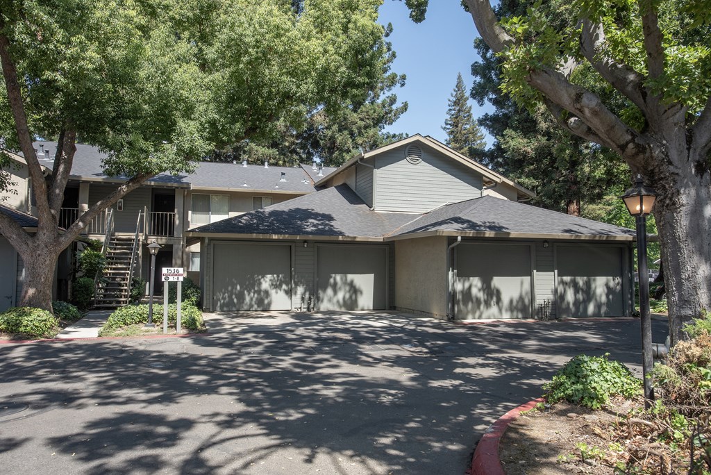 building exteriors and garages at Delta Pointe Apartments, California, 95833