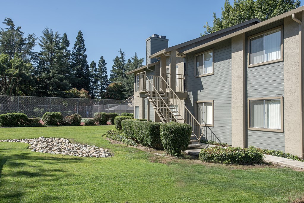 building exterior green space at Delta Pointe Apartments, California, 95833